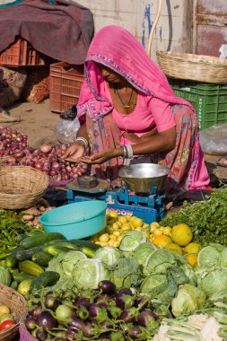  Hintli kadın sebzeler pazarda satıyor