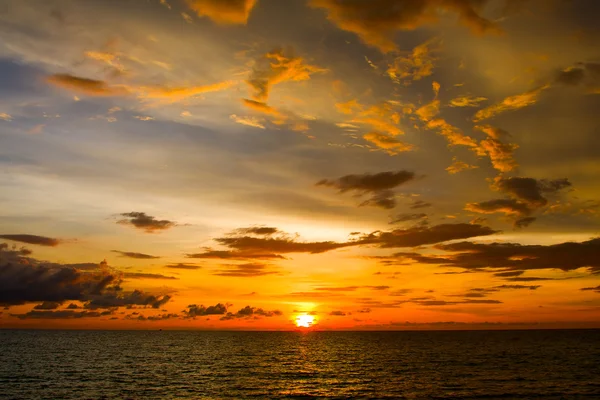 Gyönyörű naplemente a tengerparton, Thaiföld. — Stock Fotó