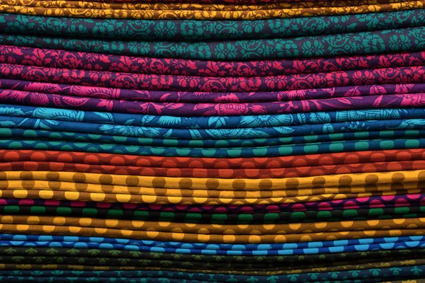 Heap of cloth fabrics at a local market in India. — Stock Photo, Image