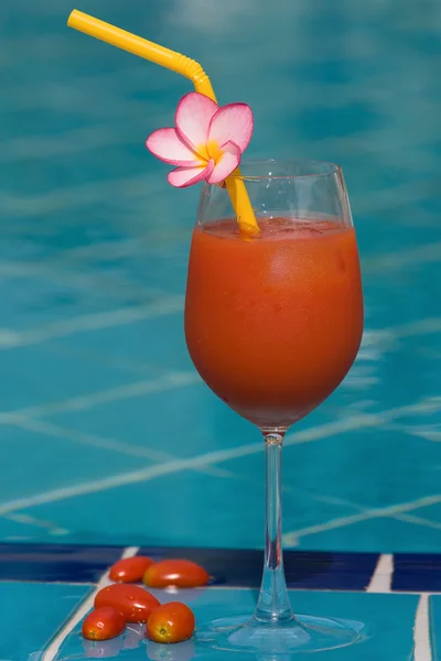 Sumo de tomate na piscina — Fotografia de Stock