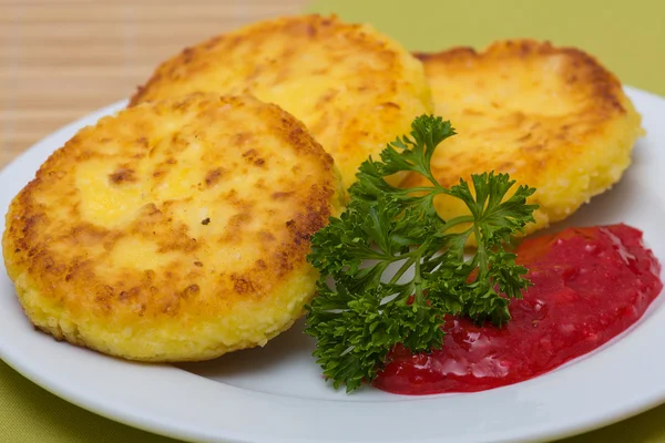 Tortitas de queso dulce en un plato —  Fotos de Stock