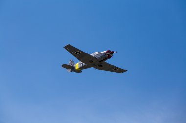 mavi gökyüzünde Alman askeri uçak