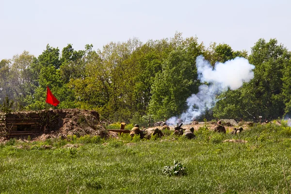 I membri del club di storia della Stella Rossa indossano uniformi storiche sovietiche durante la rievocazione storica della seconda guerra mondiale. — Foto Stock