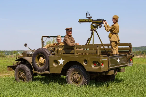 Leden van rode ster geschiedenis club dragen historische Sovjet uniform tijdens historische re-enactment van de Tweede Wereldoorlog — Stockfoto