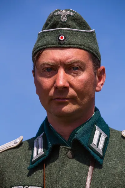 Miembros del club de historia Estrella Roja usan uniforme histórico alemán durante la recreación histórica de la Segunda Guerra Mundial —  Fotos de Stock