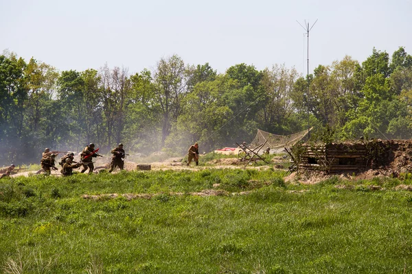 Leden van rode ster geschiedenis club dragen historische Sovjet uniform tijdens historische re-enactment van de Tweede Wereldoorlog — Stockfoto