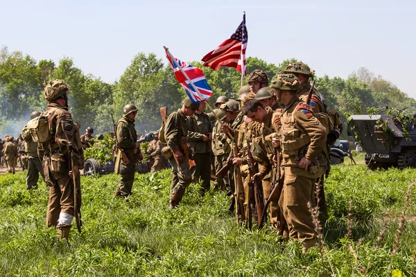 Members of Red Star history club wear historical American uniforms during historical reenactment of WWII — Stock Photo, Image