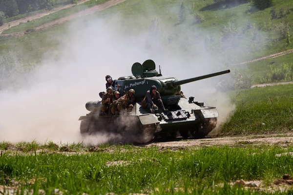 I membri del club di storia della Stella Rossa indossano uniformi storiche sovietiche durante la rievocazione storica della seconda guerra mondiale. — Foto Stock