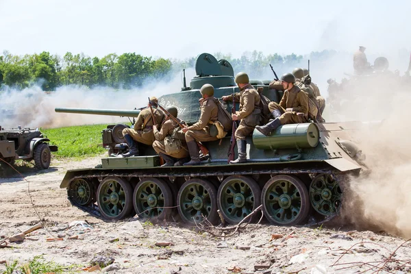 Les membres du club d'histoire de l'étoile rouge portent l'uniforme soviétique historique pendant la reconstitution historique de la Seconde Guerre mondiale — Photo