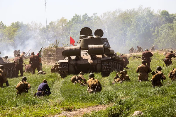 Leden van rode ster geschiedenis club dragen historische Sovjet uniform tijdens historische re-enactment van de Tweede Wereldoorlog — Stockfoto