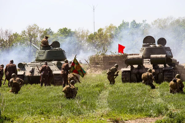 Les membres du club d'histoire de l'étoile rouge portent l'uniforme soviétique historique pendant la reconstitution historique de la Seconde Guerre mondiale — Photo