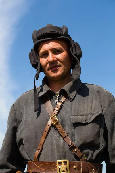 Miembros del club de historia Estrella Roja visten uniforme soviético histórico durante la recreación histórica de la Segunda Guerra Mundial —  Fotos de Stock