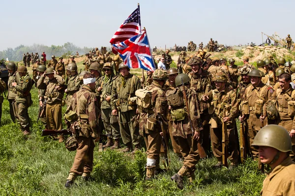 Mitglieder des Geschichtsvereins Roter Stern tragen historische amerikanische Uniformen bei der historischen Nachstellung von wwii — Stockfoto