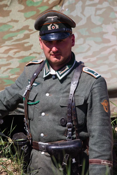 Les membres du club d'histoire de l'étoile rouge portent l'uniforme allemand historique pendant la reconstitution historique de la Seconde Guerre mondiale — Photo