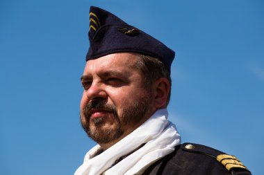 kırmızı yıldız Tarih Kulübü'nün tarihsel Fransız Hava Kuvvetleri üniforması İkinci Dünya Savaşı tarihi canlandırma sırasında giyer.