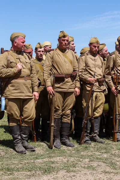 Leden van rode ster geschiedenis club dragen historische Sovjet uniform tijdens historische re-enactment van de Tweede Wereldoorlog — Stockfoto