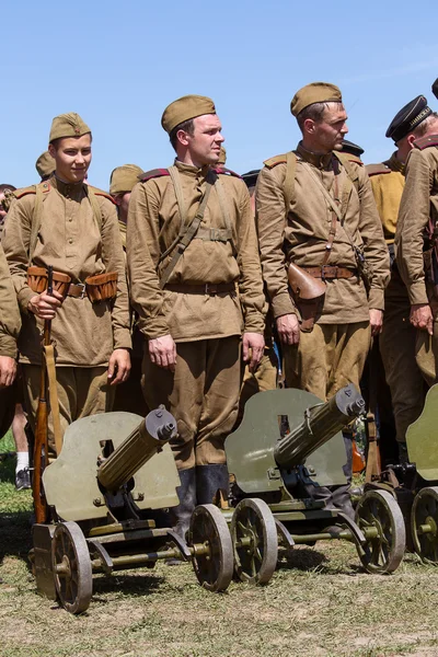 Miembros del club de historia Estrella Roja visten uniforme soviético histórico durante la recreación histórica de la Segunda Guerra Mundial — Foto de Stock