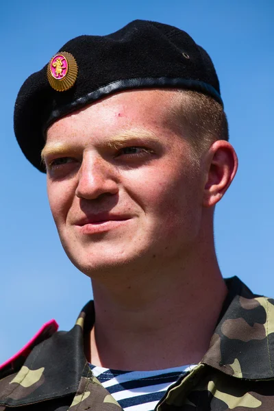 Les membres du club d'histoire de l'étoile rouge portent l'uniforme soviétique historique pendant la reconstitution historique de la Seconde Guerre mondiale — Photo