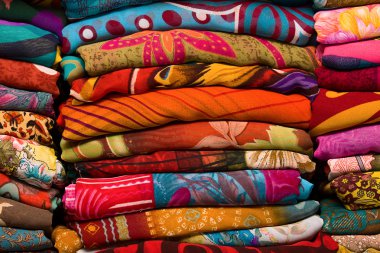 Yerel bir pazarda Hindistan kumaş kumaş yığını. yakın çekim .
