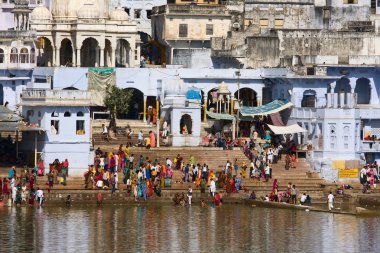 Pushkar, Hindistan - 18 Kasım: Kutsal göle Kasım tarihinde Hindistan 18,2012 içinde pushkar yıkama ritüeli insanlara. yıkanarak göl kurtuluş için bir yol olarak kabul edilir.