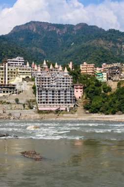 Kutsal Ganj Nehri rishikesh (Yoga dünya başkenti) - kutsal şehir Hindular için Hindistan akar..