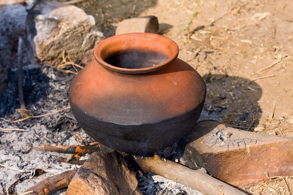 Pot d'argile avec de la nourriture en feu, Inde — Photo