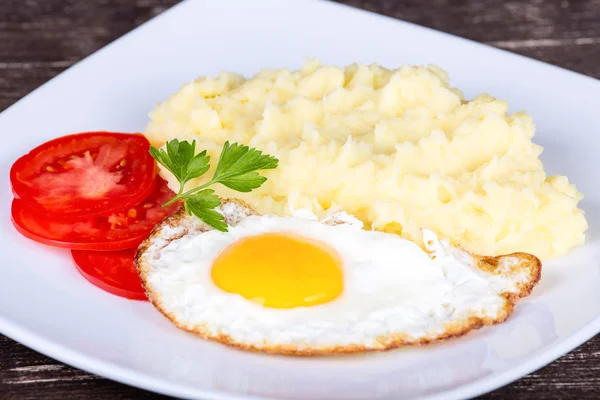 揚げ卵とトマトとマッシュ ポテト — ストック写真