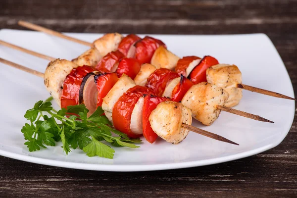Chicken and vegetable kabobs — Stock Photo, Image