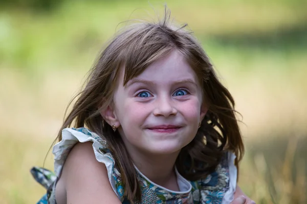 Menina bonito na natureza no dia de verão — Fotografia de Stock