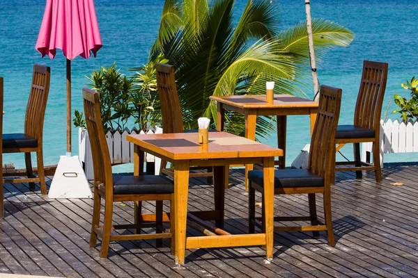 テーブルと椅子、美しい海の景色を — ストック写真