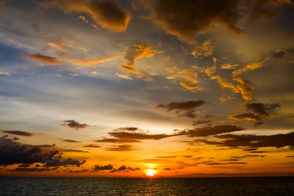 Piękny zachód słońca na plaży, Tajlandia. — Zdjęcie stockowe