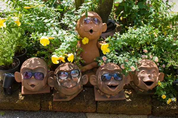 Socha opice s sluneční brýle — Stock fotografie