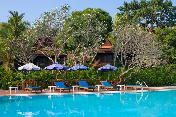 Tropisches Schwimmbad in Thailand — Stockfoto