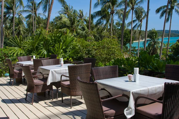 Mesa y sillas con una hermosa vista al mar — Foto de Stock