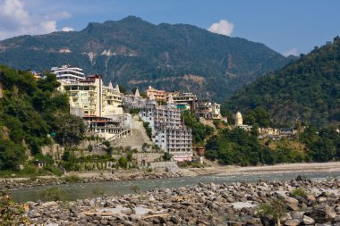 Kutsal Ganj Nehri rishikesh (Yoga dünya başkenti) - kutsal şehir Hindular için Hindistan akar..