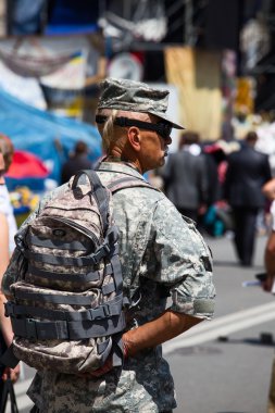 bilinmeyen bir Ukraynalı adam üniformalı parti örneğidir bağımsızlık Meydanı Kiev, Ukrayna