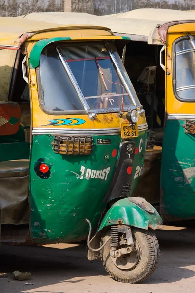 Taxis auto rickshaw en Agra, India . — Foto de Stock
