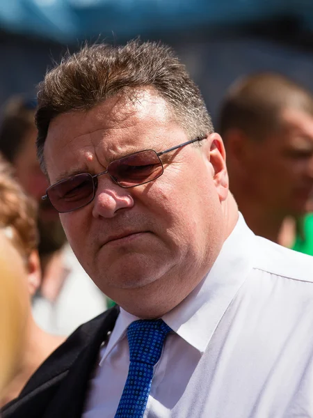 El ministro de Asuntos Exteriores lituano Linas Linkevicius se reúne con manifestantes en la Plaza de la Independencia de Kiev — Foto de Stock