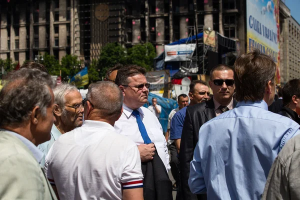 Litouwse minister van buitenlandse zaken linas linkevicius voldoet aan de demonstranten op het Onafhankelijkheidsplein in kiev — Stockfoto