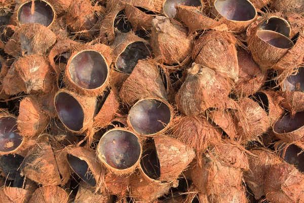 Montón de cáscaras de coco desechadas, Tailandia — Foto de Stock