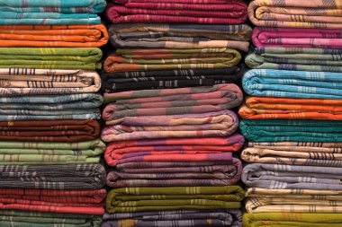 Yerel bir pazarda Hindistan kumaş kumaş yığını. yakın çekim .