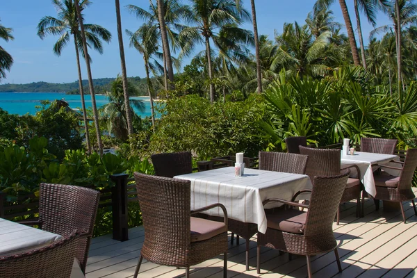 Table and chairs with a beautiful sea view, Thailand. — Stock Photo, Image