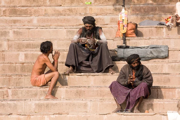 Sadhu κάθεται σε το Γκατ κατά μήκος του ποταμού Γάγγη στο Βαρανάσι, Ινδία. — Φωτογραφία Αρχείου