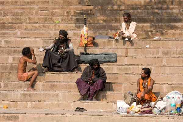 Sadhu sitzt auf dem ghat entlang des ganges flusses in varanasi, indien. — Stockfoto