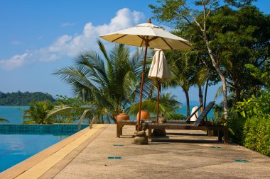 havuz deniz kenarında