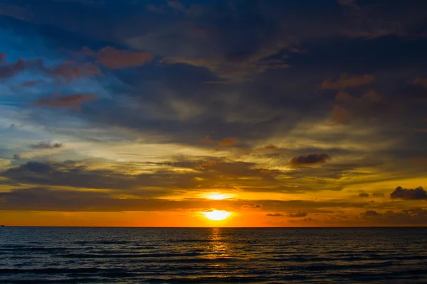 Prachtige zonsondergang op het strand, thailand. — Stockfoto