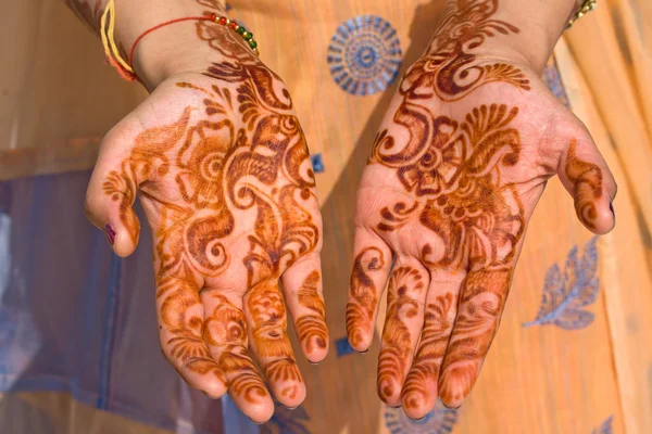 Henna på händerna på bruden från Indien — Stockfoto