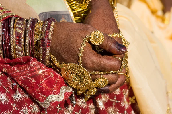Henna op handen van bruid uit india — Stockfoto