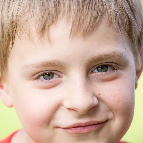 Kijken jonge jongen close-up — Stockfoto