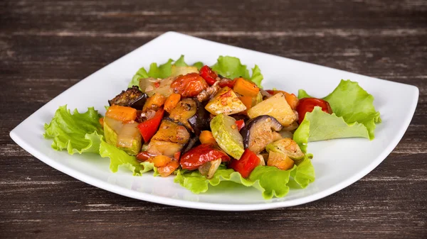 Hortalizas asadas en un plato blanco — Foto de Stock